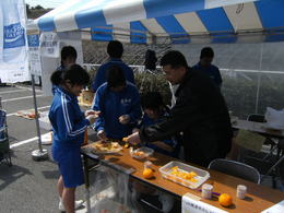 ふるまいのお手伝いをしている重井中学校の生徒