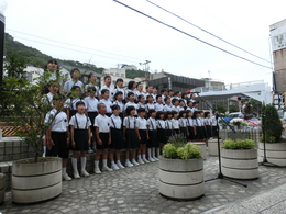 土堂小学校の児童たちによる合唱。