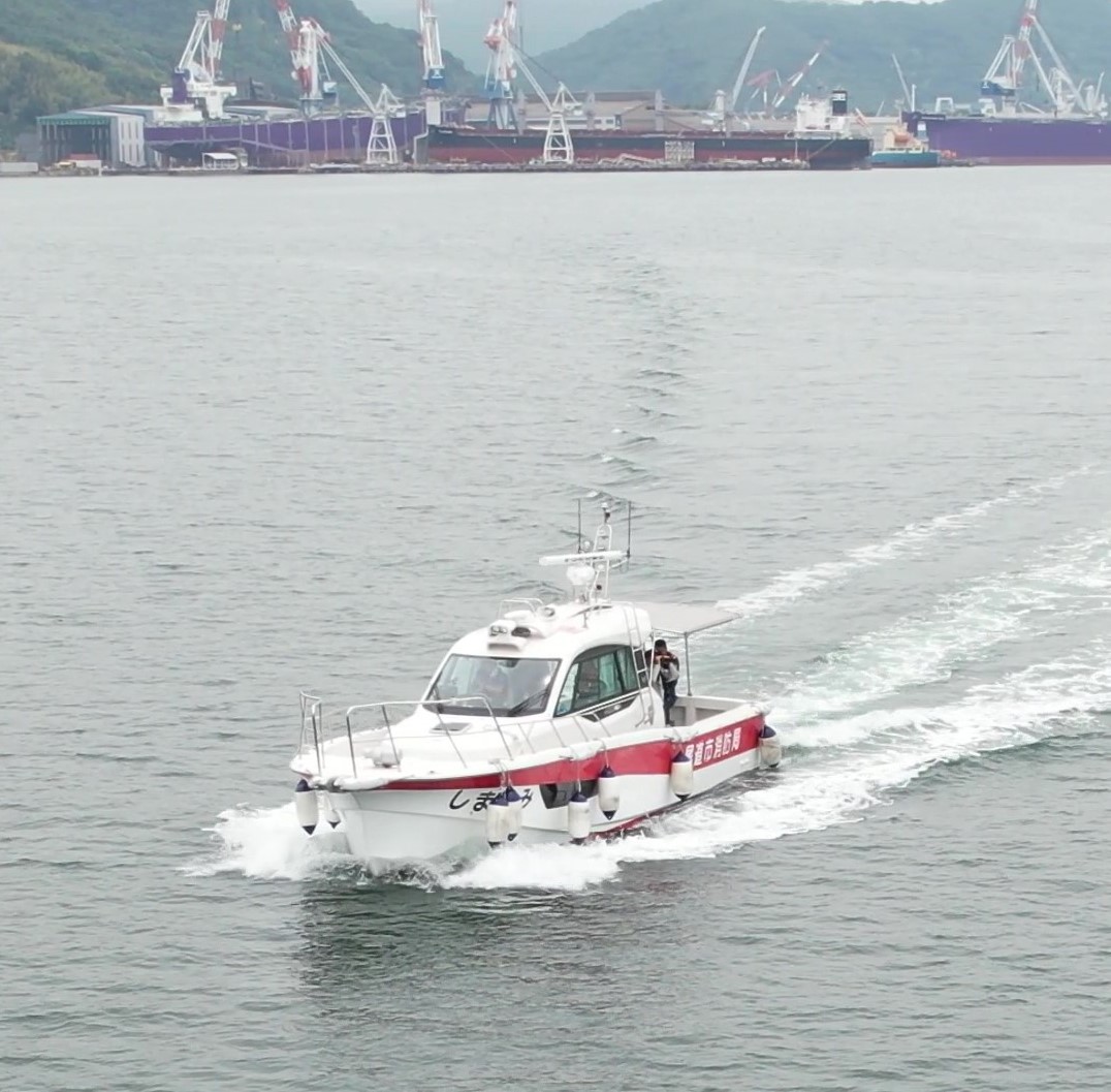 西消防署沖を航行する患者搬送船しまなみを撮影