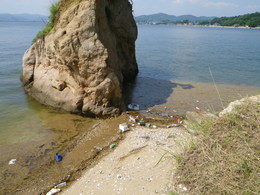 漂流ごみで汚れている海