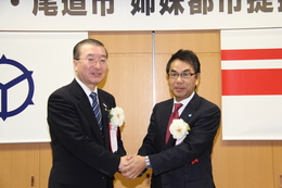 松江市の松浦市長と平谷市長