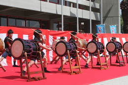 公会堂前ステージでは郷土芸能祭