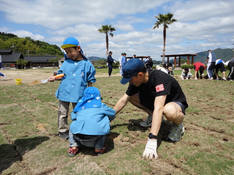 因島アメニティ公園での芝植え作業の様子