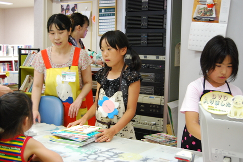 みつぎ子ども図書館での図書館員の様子