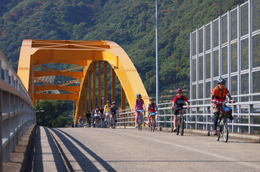 橋を渡って高根島に向かうサイクリスト