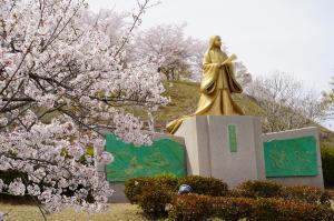 紫式部像と桜