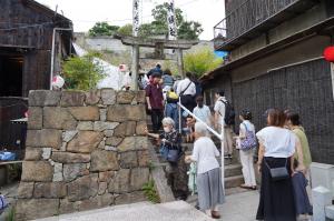 熊野権現神社を訪れる人