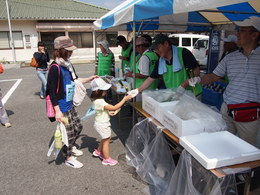 給水所では、御調のきゅうりやかき氷でおもてなし。