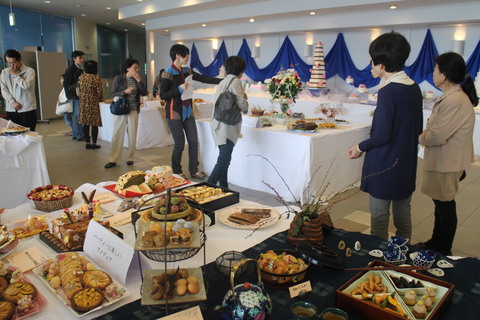 「ティーパーティー」をテーマにお菓子が展示されていました。