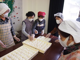 炊出し訓練では備蓄食料等も試食しました。