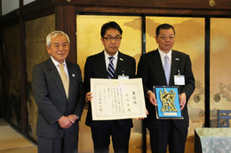 青柳文化庁長官から表彰状と賞牌が授与されました。