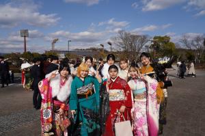 振袖を着た8人の写真