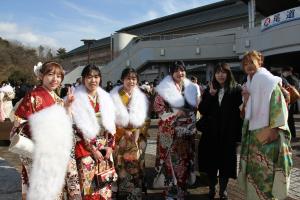 振袖とスーツを着た6人の写真