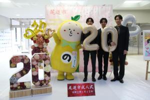 フォトブースではっさくんと一緒に並んでいる3人の写真