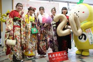 フォトブースで写真をとる5人の写真