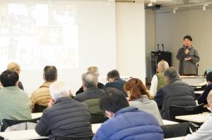参加者へ語り掛ける講師の写真