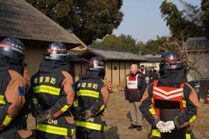 消防団員を激励する吉原さんの写真