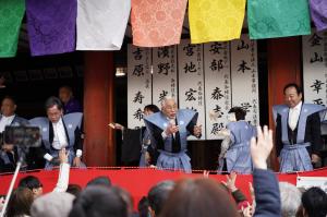 福を投げる年男・年女の皆さんの写真