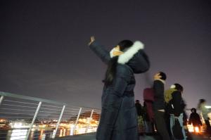 星を指さす子どもの写真