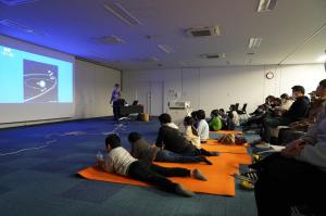 会議室で星について学習している参加者の写真