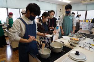 離乳食のための鯛をゆでる男性の写真