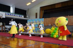 ステージイベントで歌う皆さんの写真