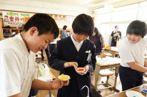 絵具を溶いている子供たちの写真