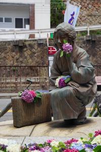 アジサイに彩られた芙美子像の写真