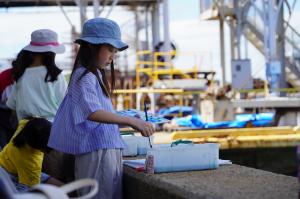 海の絵を描いている女の子の写真