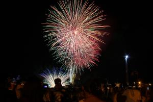 人と花火の写真