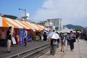 ウッドデッキに出店している写真