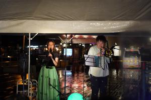 駅前での音楽ステージの写真