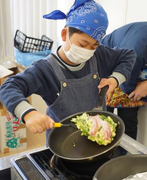 わけぎを使ってお好み焼きを作っている写真