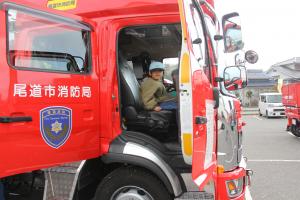 消防車に乗車体験している子供の写真