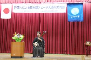 三味線の演奏をしている男性の写真