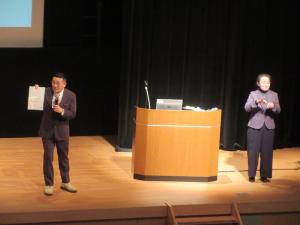 スマイリーキクチさん講演中