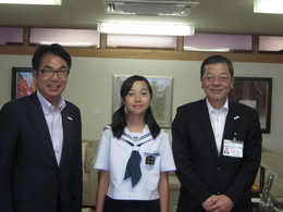 福島さんは平谷市長と佐藤教育長からも激励を受けました。