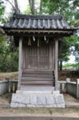 向島の亀森八幡神社境内にある「除虫菊神社」。