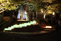 尾道市立中央図書館もモニュメントの前にぼんぼりを飾りました。