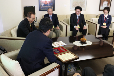 平谷市長への報告の様子