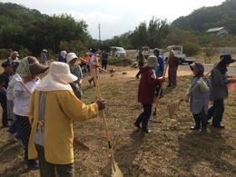 耕作放棄地の整備には多くの住民の皆さんも参加しました。