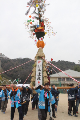 「祝日本遺産」と書いた垂れ幕を付けたとんどもありました