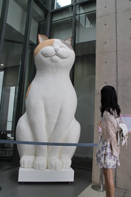 2.7mの大きなねこが市立美術館の玄関でお出迎え