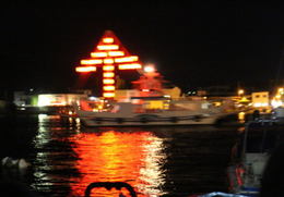神様をお迎えする「御幣」をかたどった提灯船も海上に現れました。