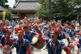 浄土寺境内での踊り奉納