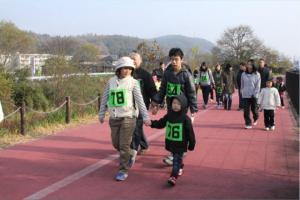 ウオーキングの部では、川沿いの道を楽しく歩きました。