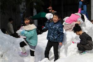 雪で大はしゃぎの子どもたち。寒さも吹き飛ばすようです。