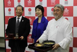 村田さん、村上さん、三國さん3人が並んでいる画像