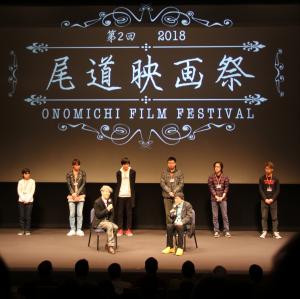 大林監督と映像作家の安藤絋平さんの後ろに大学生が並んでいる画像
