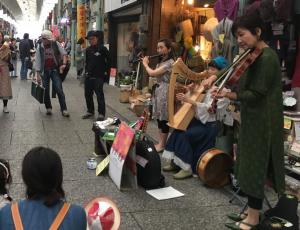 まちかどで演奏の様子